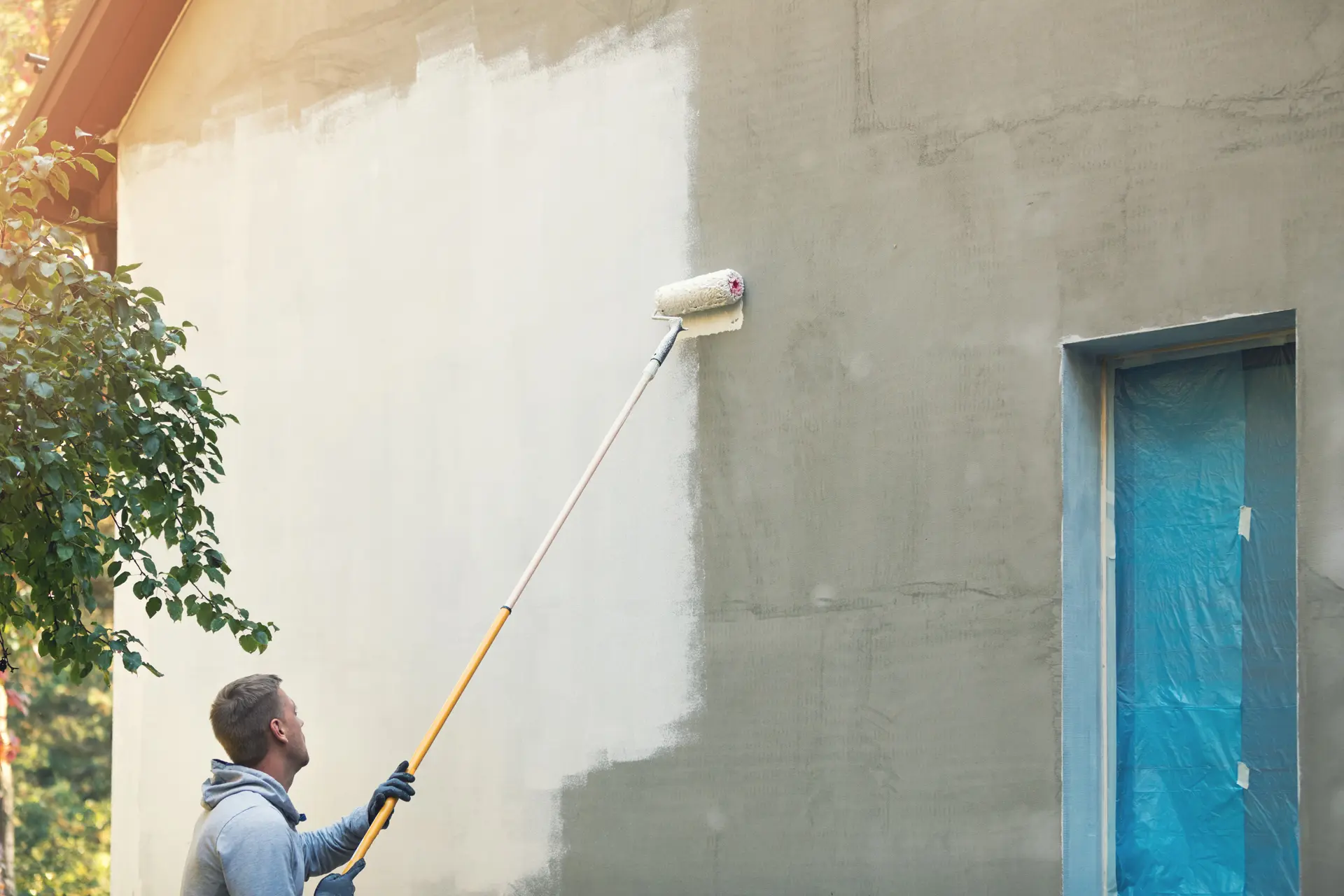 Pintor trabajando en una fachada en La Linea